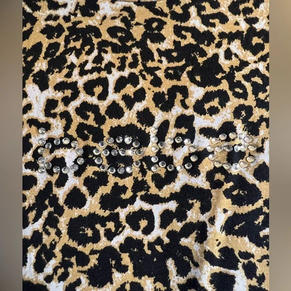 NWT Bebe fitted cut out shoulder crew neck top. Women’s S. Rhinestone design - Picture 3 of 7